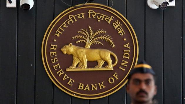 A security personnel member stands guard at the entrance of the Reserve Bank of India (RBI) headquarters in Mumbai.(REUTERS File Photo)