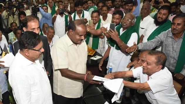Karnataka chief minister HD Kumaraswamy held a meeting with farmers groups on Wednesday to hear out their problems, following which he promised to waive farm loans within 15 days. (Arijit Sen / HT Photo) 