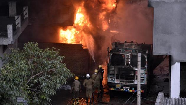 Firefighters attempt to douse a massive fire that broke out at a plastic and rubber warehouse near a school at south Delhi’s Malviya Nagar in New Delhi.(Sanchit Khanna/HT Photo)