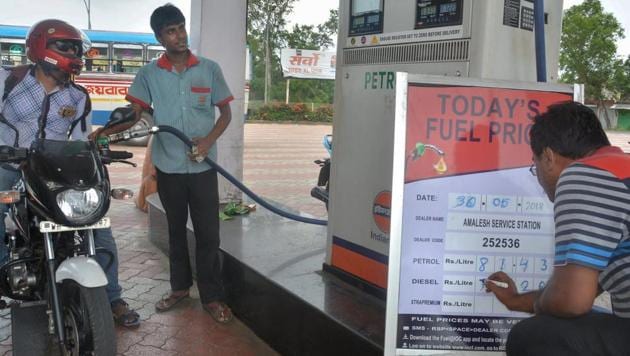 An employee updates fuel prices display board at a petrol pump, in Howrah on Wednesday, May 30, 2018(PTI)