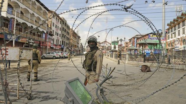 Paramilitary soldiers stand guard near a temporary barricade in Srinagar on May 19, 2018.(Waseem Andrabi/HT Photo)