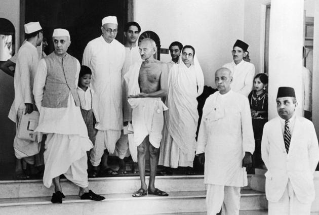 MK Gandhi outside his residence, Birla House, in Bombay. Jawaharlal Nehru and Vallabhai Patel flank Gandhi. (Bettmann Archive/Getty Images) MK Gandhi outside his residence, Birla House, in Bombay. Jawaharlal Nehru and Vallabhai Patel flank Gandhi. (Bettmann Archive/Getty Images)