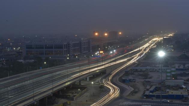 Traffic seen on national highway at NH24 in New Delhi, India.(Sanchit Khanna/HT PHOTO) Traffic seen on national highway at NH24 in New Delhi, India.(Sanchit Khanna/HT PHOTO)