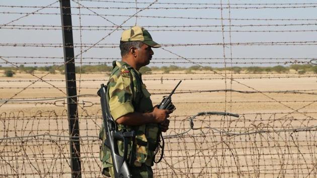 The Pakistani man was caught by 118 Battalion of the Border Security Force on Monday near the Mabboke border post and handed over to the Mamdot police.(HT File Photo)