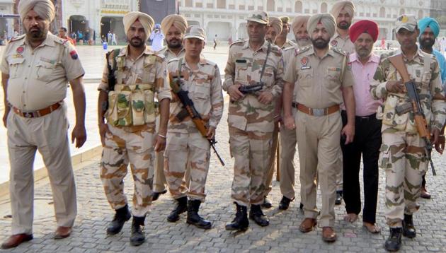Indo-Tibetan Border Police personnel and Punjab police deployed outside the Golden Temple ahead of 34th anniversary of Operation Bluestar in Amritsar. (Sameer Sehgal/HT) Indo-Tibetan Border Police personnel and Punjab police deployed outside the Golden Temple ahead of 34th anniversary of Operation Bluestar in Amritsar. (Sameer Sehgal/HT)