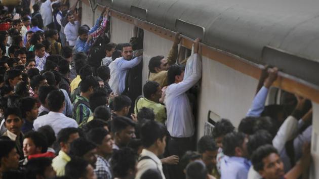 6 Mumbai Commuters Detained For Getting Into A Fight Inside Crowded Local Train Mumbai News 8829