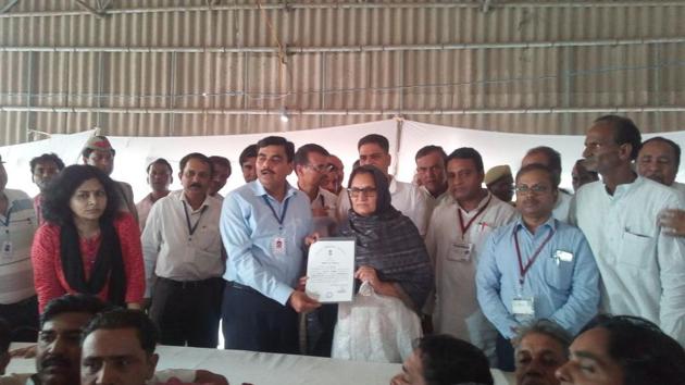 Rashtriya Lok Dal Tabassum Hasan receiving a certificate of victory from district magistrate of Shamli, after winning the Kairana Lok Sabha constituency.(HT Photo)