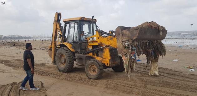 Earlier this week, HT reported that Juhu beach continues to be filthy despite a cleaning drive which removed 50,000 kg trash. (HT photo) Earlier this week, HT reported that Juhu beach continues to be filthy despite a cleaning drive which removed 50,000 kg trash. (HT photo)