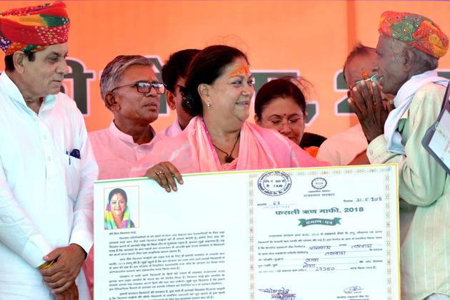 Chief minister Vasundhara Raje at the crop loan waiver certificate distribution camp in Banswara on May 31.(HT Photo)