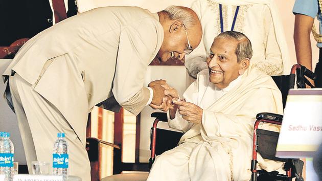 Ramnath Kovind (L), Prisedent of India, and Dada JP Vaswani at Sadhu Vaswani International School in Pune on Wednesday.(Rahul Raut/HT PHOTO)