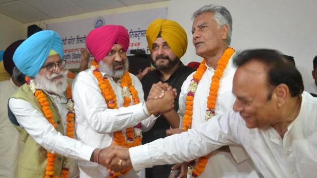 Congress candidate Hardev Singh Laddi Sherowalia (red turban) is being greeted by party leaders after he won Shahkot bypoll in Punjab.(HT/Pardeep Pandit) Congress candidate Hardev Singh Laddi Sherowalia (red turban) is being greeted by party leaders after he won Shahkot bypoll in Punjab.(HT/Pardeep Pandit)