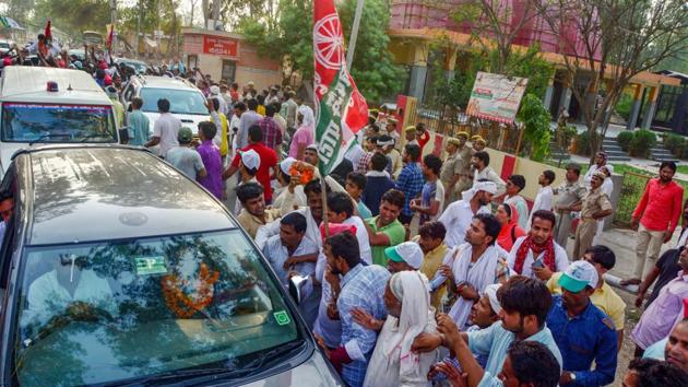 Supporters of Rashtriya Lok Dal candidate Tabassum Hasan outside a counting centre after winning the Kairana Lok Sabha by-elections on Thursday.(PTI Photo) Supporters of Rashtriya Lok Dal candidate Tabassum Hasan outside a counting centre after winning the Kairana Lok Sabha by-elections on Thursday.(PTI Photo)