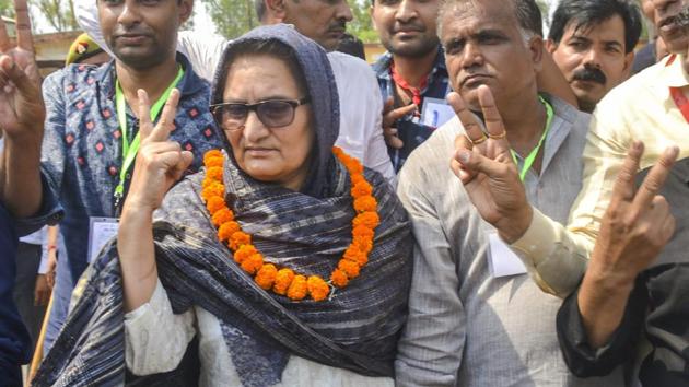 Rashtriya Lok Dal (RLD) candidate Tabassum Hasan with her supporters after winning the Kairana Lok Sabha by-elections, in Kairana on May 31, 2018. Hasan was also supported by the Congress, Samajwadi Party and Bahujan Samaj Party.(PTI)