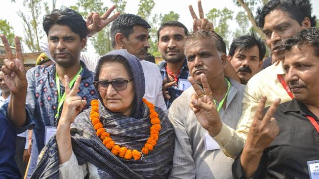 Rashtriya Lok Dal candidate Tabassum Hasan with her supporters outside a counting centre after winning the Kairana Lok Sabha by-elections, in Kairana on Thursday.(PTI)