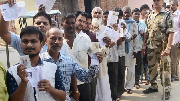 People queue up to cast their votes in Noorpur assembly bypolls in Bijnor on May 28, 2018.(PTI)