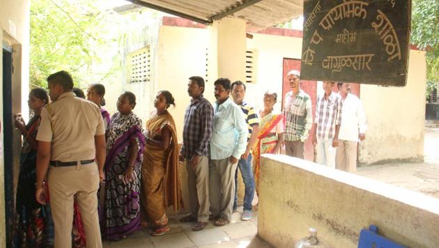Voters standing in a queue outside a polling booth during the Lok Sabha by-election at Palghar in Maharashtra.(Pramod Thakur/HT FILE Photo)