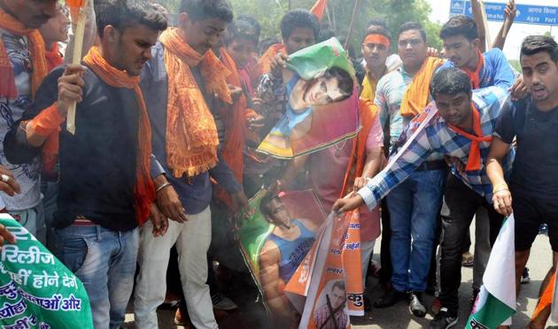 Agra: Members of Hindu Vahini Sangathan burn posters of actor Salman Khan during a protest against his upcoming movie Loveratri, in Agra on Thursday, May 31.(PTI)