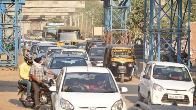 Caught in the chaos: Traffic jams under the proposed flyover on the Chandigarh-Kharar highway are a daily affair.(Sikander Singh Chopra/HT)