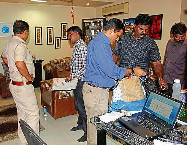 Police at Shoumik Ghosh’s house in Thane.(Praful Gangurde/ Hindustan Times)