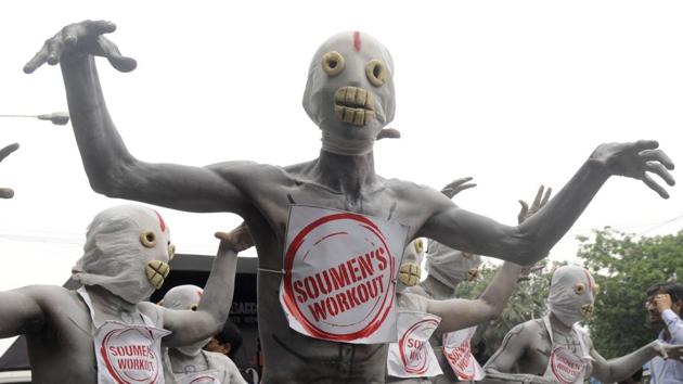 Participants in an anti-tobacco awareness campaign march with costumed as skeletons during an event marking “World No Tobacco Day” at Esplanade in Kolkata. (Samir Jana / HT Photo) Participants in an anti-tobacco awareness campaign march with costumed as skeletons during an event marking “World No Tobacco Day” at Esplanade in Kolkata. (Samir Jana / HT Photo)