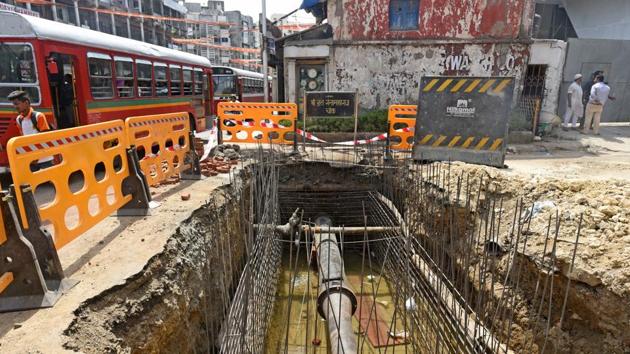 The ongoing pipeline work as part of the 24x7 water supply project at Hill Road in Bandra. (Satyabrata Tripathy/HT Photo) The ongoing pipeline work as part of the 24x7 water supply project at Hill Road in Bandra. (Satyabrata Tripathy/HT Photo)