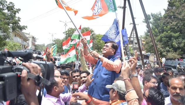 BJP supporters celebrate after winning Palghar Lok Sabha bypoll.(Mangesh Lad)