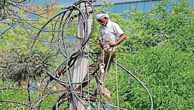 Gurugram outages are due to supply shortage, poor infrastructure and undeclared additional load on line , say officials. (HT photo) Gurugram outages are due to supply shortage, poor infrastructure and undeclared additional load on line , say officials. (HT photo)