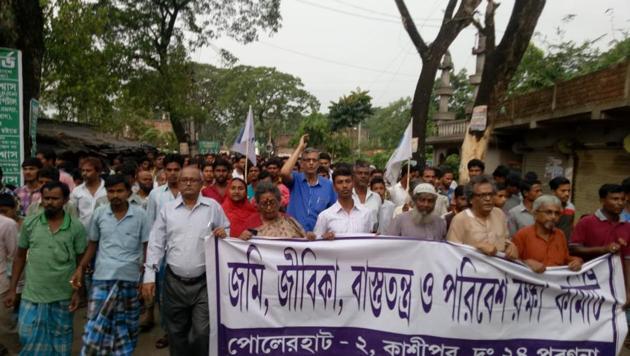 A rally in Bhangar on Friday protesting the arrest of Naxalite leader Alik Chakraborty who was leading the agitation against the power grid project. (HT Photo) A rally in Bhangar on Friday protesting the arrest of Naxalite leader Alik Chakraborty who was leading the agitation against the power grid project. (HT Photo)