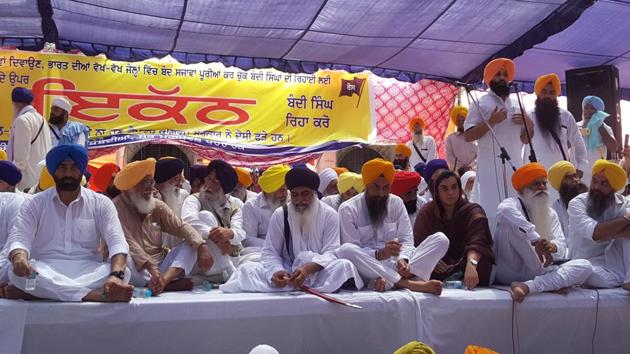 Parallel jathedars and Aam Aadmi Party held a protest on Friday at Bargari village of Faridkot district against the Punjab government. (Gagandeep Jassowal/HT) Parallel jathedars and Aam Aadmi Party held a protest on Friday at Bargari village of Faridkot district against the Punjab government. (Gagandeep Jassowal/HT)