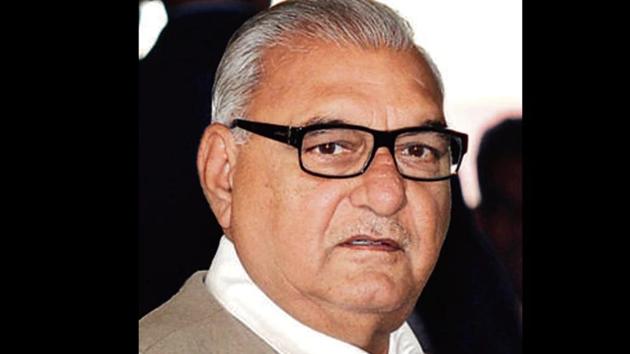 Bhupinder Singh Hooda-led Congress government had in May 2014 blatantly ignored the advice of its law secretary and overlooked all legal aspects to toss yet another poll-centric offering of regularising the services of over 20,000 contractual and ad hoc employees. (HT File) Bhupinder Singh Hooda-led Congress government had in May 2014 blatantly ignored the advice of its law secretary and overlooked all legal aspects to toss yet another poll-centric offering of regularising the services of over 20,000 contractual and ad hoc employees. (HT File)