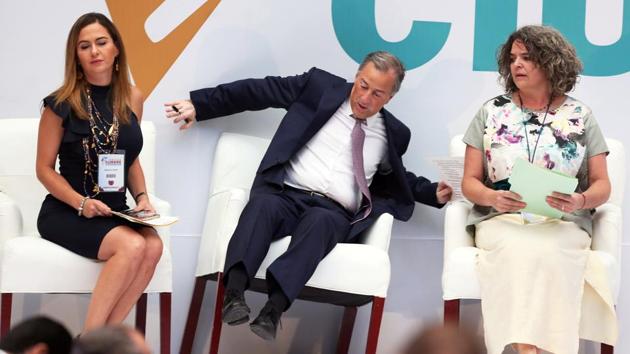 Institutional Revolutionary Party (PRI) presidential candidate Jose Antonio Meade reacts while falling off his chair after arriving to a meeting with citizens in Mexico City on May 29, 2018. (Gustavo Graf / REUTERS) Institutional Revolutionary Party (PRI) presidential candidate Jose Antonio Meade reacts while falling off his chair after arriving to a meeting with citizens in Mexico City on May 29, 2018. (Gustavo Graf / REUTERS)