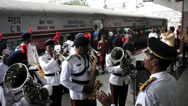 Railway pravashi sangh celebrating Deccan Queens 89th birthday at Pune Railway station on Friday.(HT PHOTO)