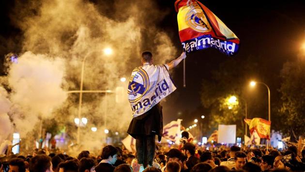 Real Madrid fans celebrate near the Cibeles fountain in central Madrid after their team won the Champions League on May 28, 2018. (Paul Hanna / REUTERS) Real Madrid fans celebrate near the Cibeles fountain in central Madrid after their team won the Champions League on May 28, 2018. (Paul Hanna / REUTERS)