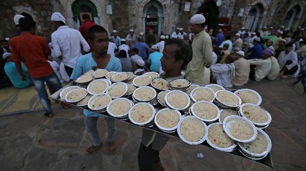 A man carries plates of rice to distribute among the devotees for Iftar (breaking fast) meal during the holy month of Ramazan at the ruins of the Feroz Shah Kotla mosque in New Delhi on May 31, 2018. (Amit Dave / REUTERS) A man carries plates of rice to distribute among the devotees for Iftar (breaking fast) meal during the holy month of Ramazan at the ruins of the Feroz Shah Kotla mosque in New Delhi on May 31, 2018. (Amit Dave / REUTERS)