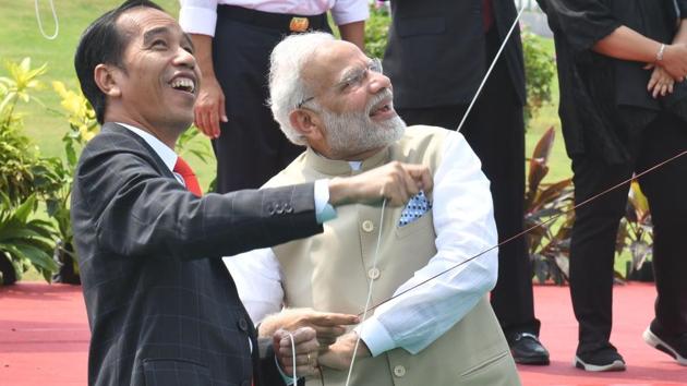 Indonesia's President Joko Widodo (L) and Prime Minister Narendra Modi fly their kites after launching the India-Indonesia kite exhibition at the National Monument in Jakarta on May 30, 2018. (Goh Chai Hin / AFP) Indonesia's President Joko Widodo (L) and Prime Minister Narendra Modi fly their kites after launching the India-Indonesia kite exhibition at the National Monument in Jakarta on May 30, 2018. (Goh Chai Hin / AFP)