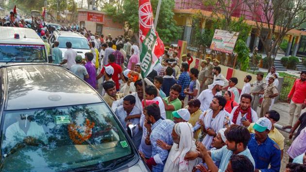 Supporters of Rashtriya Lok Dal candidate Tabassum Hasan outside a counting centre after winning the Kairana Lok Sabha by-elections in Kairana on May 3 1, 2018.(PTI Photo)