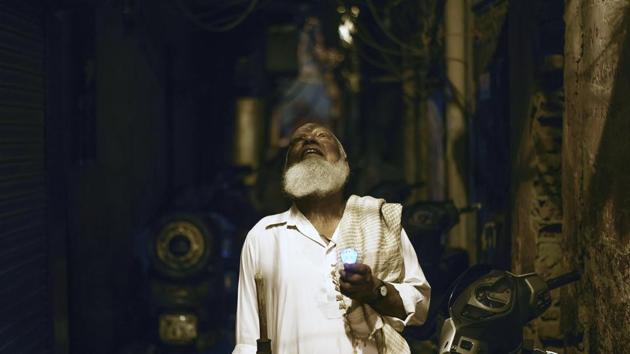 Peer Ji walking in the lanes of Old Delhi on a Ramzan night.(Burhaan Kinu/HT PHOTO)