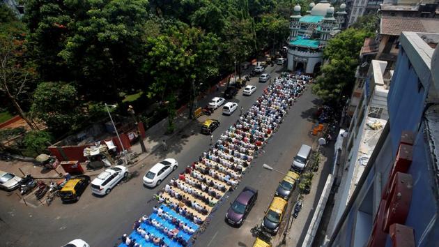 People offer prayers on a street on the third Friday of the holy fasting month of Ramzan in Mumbai, Maharashtra on June 1, 2018. (Francis Mascarenhas / REUTERS) People offer prayers on a street on the third Friday of the holy fasting month of Ramzan in Mumbai, Maharashtra on June 1, 2018. (Francis Mascarenhas / REUTERS)