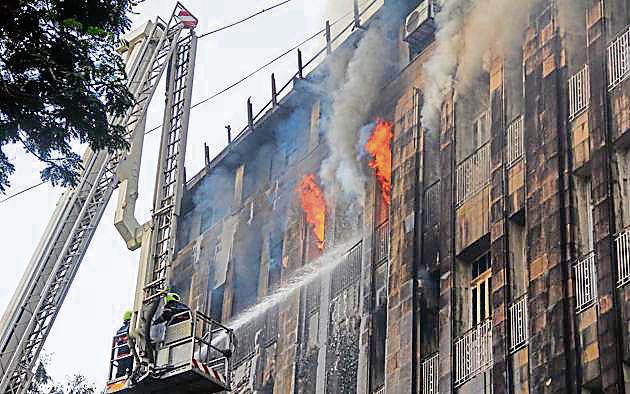 The fire broke out around 4.50pm and was brought under control at 6.45pm.(Pratik Chorge/HT Photo)