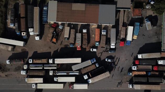 An aerial view shows Brazilian truck drivers blocking the BR-262 highway with their trucks during the fifth day of strike to protest against the diesel fuel price-rise at Juatuba, Minas Gerais state, Brazil on May 25, 2018. (Douglas Magno / AFP) An aerial view shows Brazilian truck drivers blocking the BR-262 highway with their trucks during the fifth day of strike to protest against the diesel fuel price-rise at Juatuba, Minas Gerais state, Brazil on May 25, 2018. (Douglas Magno / AFP)