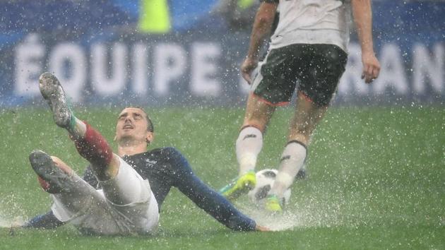 French forward Antoine Griezmann reacts as he slips on the football field during a friendly football match between France and Ireland at the Stade de France stadium in Saint-Denis on the outskirts of Paris on May 28, 2018. (Franck Fife / AFP) French forward Antoine Griezmann reacts as he slips on the football field during a friendly football match between France and Ireland at the Stade de France stadium in Saint-Denis on the outskirts of Paris on May 28, 2018. (Franck Fife / AFP)