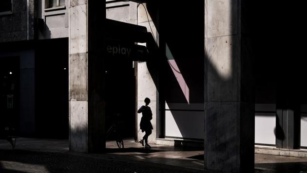 A woman walks in Corso Vittorio Emanuele on May 30, 2018 in Milan. (Marco Bertorello / AFP) A woman walks in Corso Vittorio Emanuele on May 30, 2018 in Milan. (Marco Bertorello / AFP)