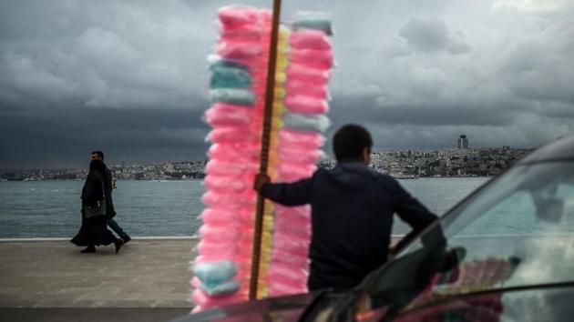 A vendor sell cotton candies near Bosphorus at Uskudar district of Istanbul during the holy month of Ramzan on May 28, 2018. (Bulent Kilic / AFP) A vendor sell cotton candies near Bosphorus at Uskudar district of Istanbul during the holy month of Ramzan on May 28, 2018. (Bulent Kilic / AFP)