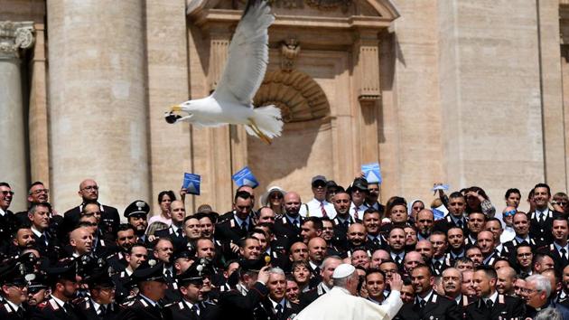 Pope Francis meets the Carabinieri, Italy’s national police force at Saint Peter's square at the Vatican on May 30, 2018. (Tiziana Fabi / AFP) Pope Francis meets the Carabinieri, Italy’s national police force at Saint Peter's square at the Vatican on May 30, 2018. (Tiziana Fabi / AFP)
