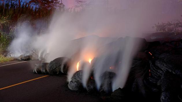 Volcanic gases rise from the Kilauea lava flow that crossed Pohoiki Road near Highway 132 near Pahoa, Hawaii on May 28, 2018. (Marco Garcia / REUTERS) Volcanic gases rise from the Kilauea lava flow that crossed Pohoiki Road near Highway 132 near Pahoa, Hawaii on May 28, 2018. (Marco Garcia / REUTERS)