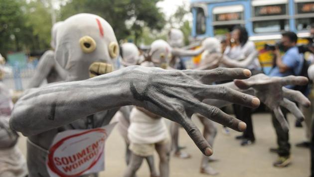 A fitness group members painted themselves as human skeletal during an awareness campaign on anti-tobacco products at Esplanade in Kolkata, West Bengal on May 31, 2018. (Samir Jana / HT Photo) A fitness group members painted themselves as human skeletal during an awareness campaign on anti-tobacco products at Esplanade in Kolkata, West Bengal on May 31, 2018. (Samir Jana / HT Photo)