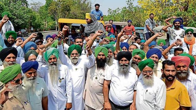 Farmers protest over government policies and diesel prices, in Jalandhar on Friday. (Pardeep Pandit/HT) Farmers protest over government policies and diesel prices, in Jalandhar on Friday. (Pardeep Pandit/HT)