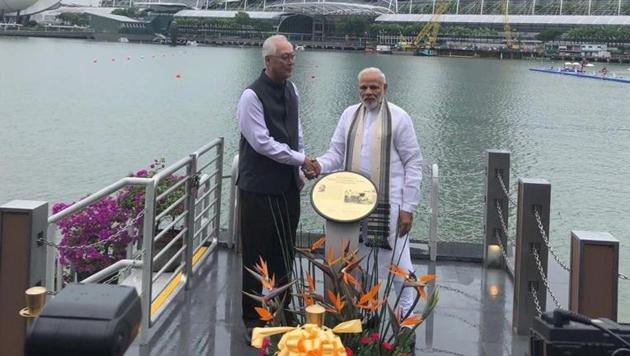 Prime Minister Narendra Modi and Singapore’s Emeritus Senior minister Goh Chok Tong unveil a plaque marking the site where Mahatma Gandhi’s ashes were immersed at the Clifford Pier in Singapore on June 2.(Twitter/PMO India) Prime Minister Narendra Modi and Singapore’s Emeritus Senior minister Goh Chok Tong unveil a plaque marking the site where Mahatma Gandhi’s ashes were immersed at the Clifford Pier in Singapore on June 2.(Twitter/PMO India)