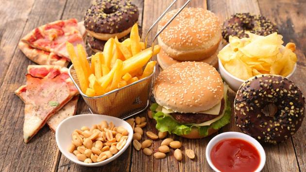 Weight loss tip: According to a study, junk food craving leads to a double increase in the likelihood of nighttime snacking. It results in obesity and diabetes.(Getty Images/iStockphoto)