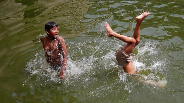 Boys jump into a stepwell to cool off on a hot summer day in New Delhi, India. (REUTERS Photo) Boys jump into a stepwell to cool off on a hot summer day in New Delhi, India. (REUTERS Photo)